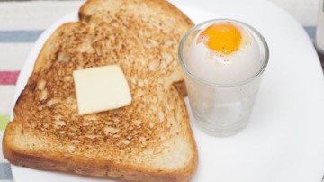 Telur Setengah Matang Kecap Asin Lada Hitam with Bread